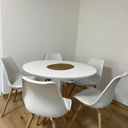 Appartement 2-bedroom With Balcony And Free Parking