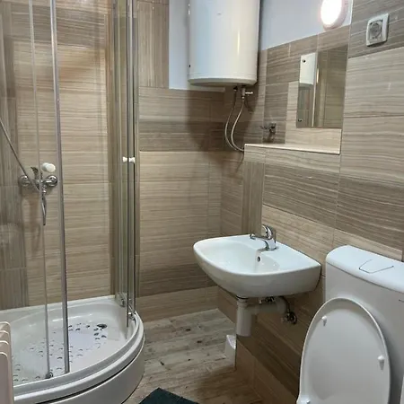2-bedroom With Balcony And Free Parking * SJJ