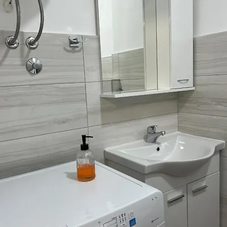 2-bedroom With Balcony And Free Parking Appartement *